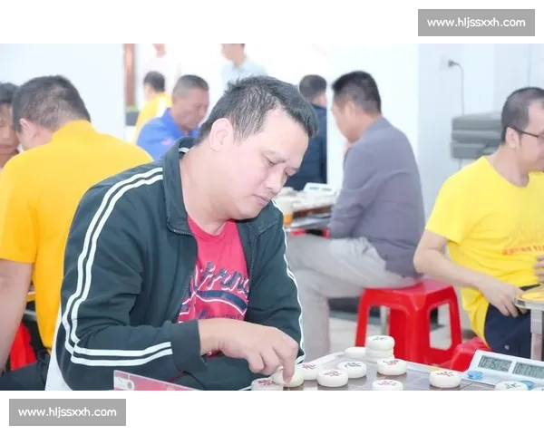 象棋比赛中每位选手与其他选手相互对抗,展现战略智慧与竞技风采